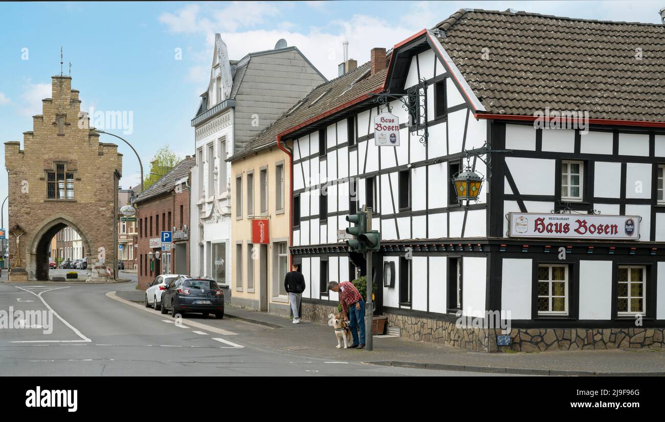 Deutschland, NRW, Erftstadt-Lechenich, Blick vom Makt durch die Herriger Strasse zum Herriger Tor Banque D'Images