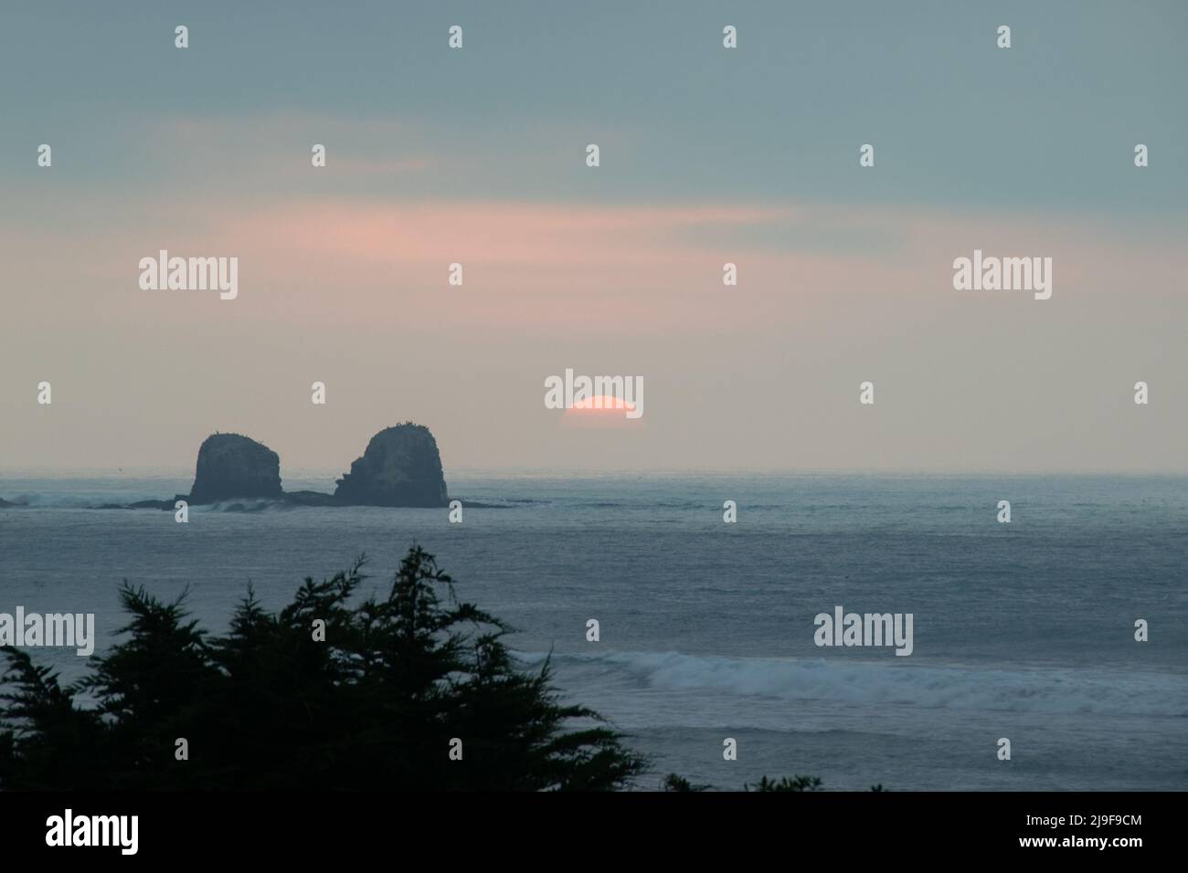 Coucher de soleil d'été à Punta de Lobos, Pichilemu, sur la côte Pacifique du centre du Chili Banque D'Images