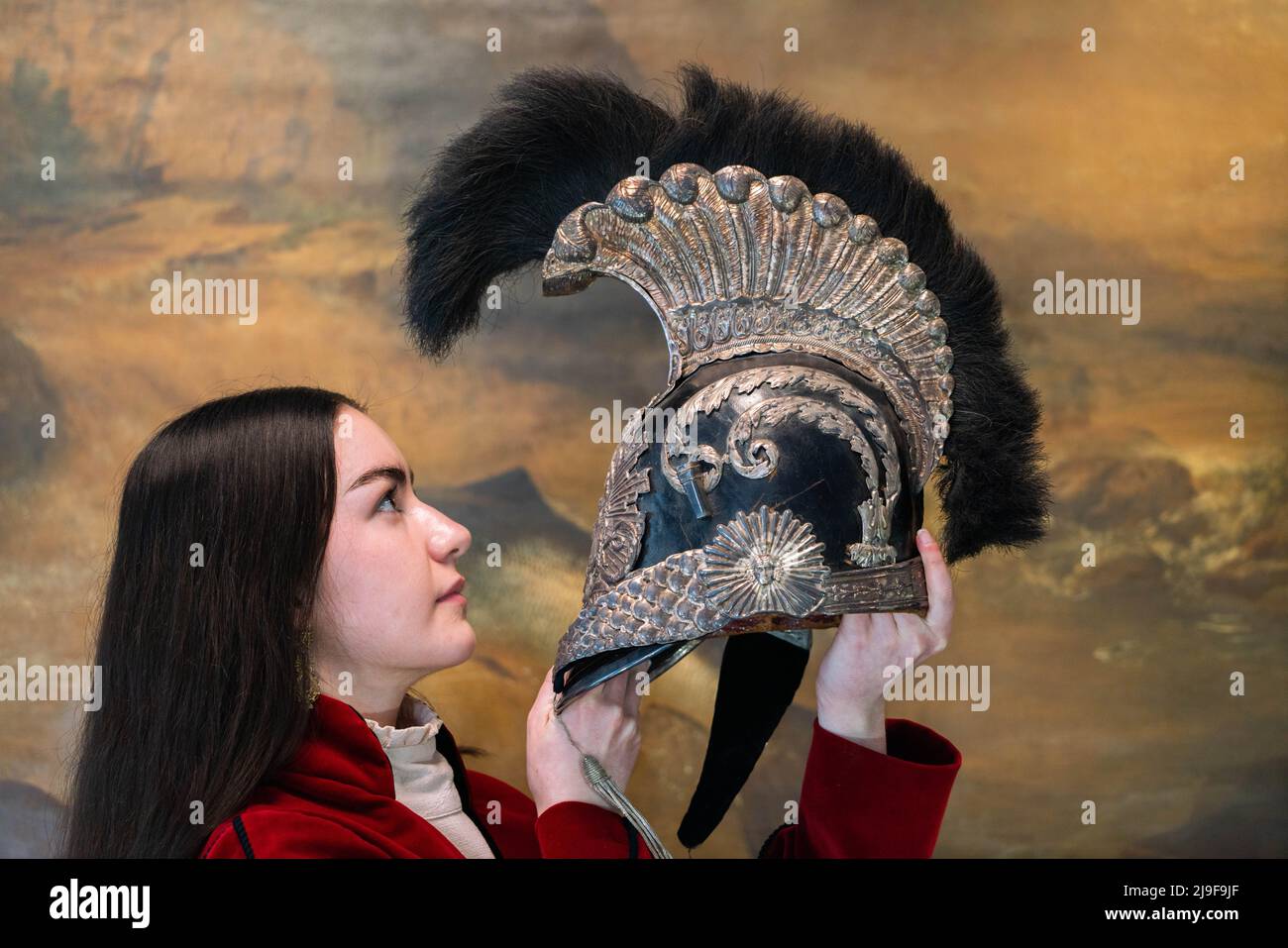 Londres, Royaume-Uni, 23 mai 2022. Bonhams art handler détient un rare casque français modèle 1814 pour le Royal Bodyguard de Louis XVIII, estimation: £4 000 - 5 000 à l'aperçu de la vente d'armes et d'armure antique à Bonhams Knightsbridge. La vente a lieu le 25 mai 2022. Credit. amer ghazzal/Alamy Live News Banque D'Images