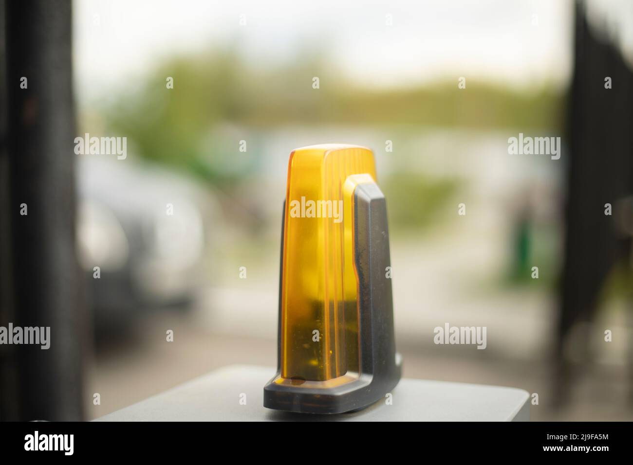 Signal barrière jaune. Détails de stationnement. Lampe jaune. Équipement dans le parking. Banque D'Images