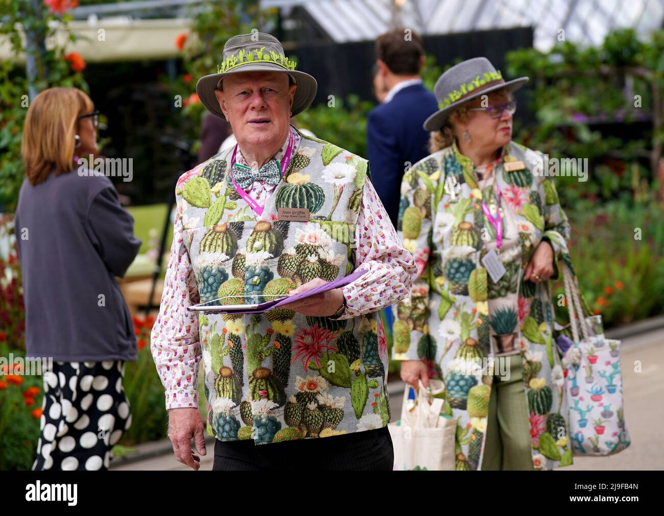 Stan Griffin et Vicki Newman de Craig House Cacti pendant le jour de la presse du RHS Chelsea Flower Show, au Royal Hospital Chelsea, Londres. Date de la photo: Lundi 23 mai 2022. Banque D'Images