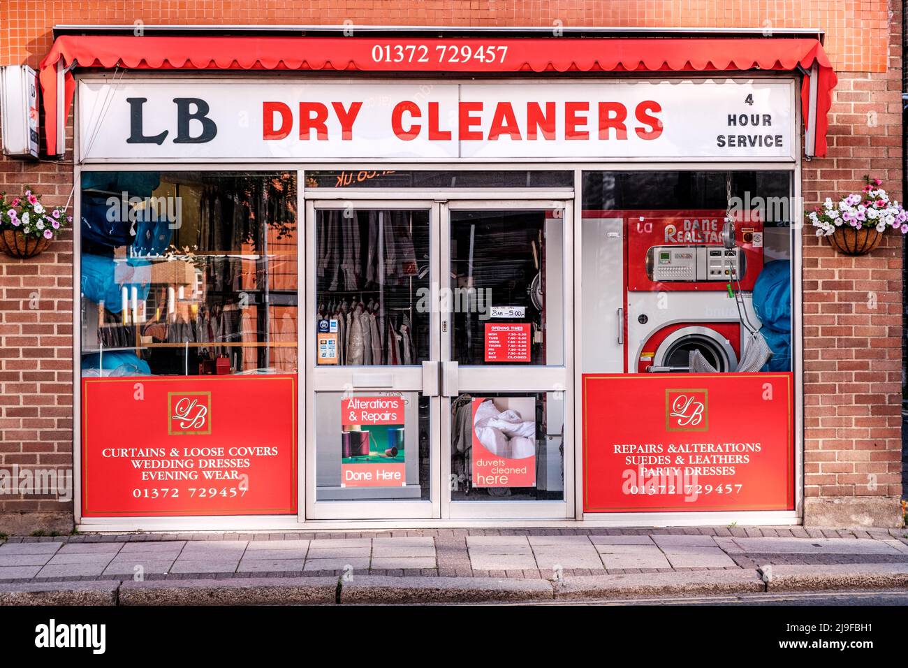 Epsom Surrey, Londres, Royaume-Uni, mai 22 2022, fermé Dry Cleaning Shop ou Store sans personne Banque D'Images
