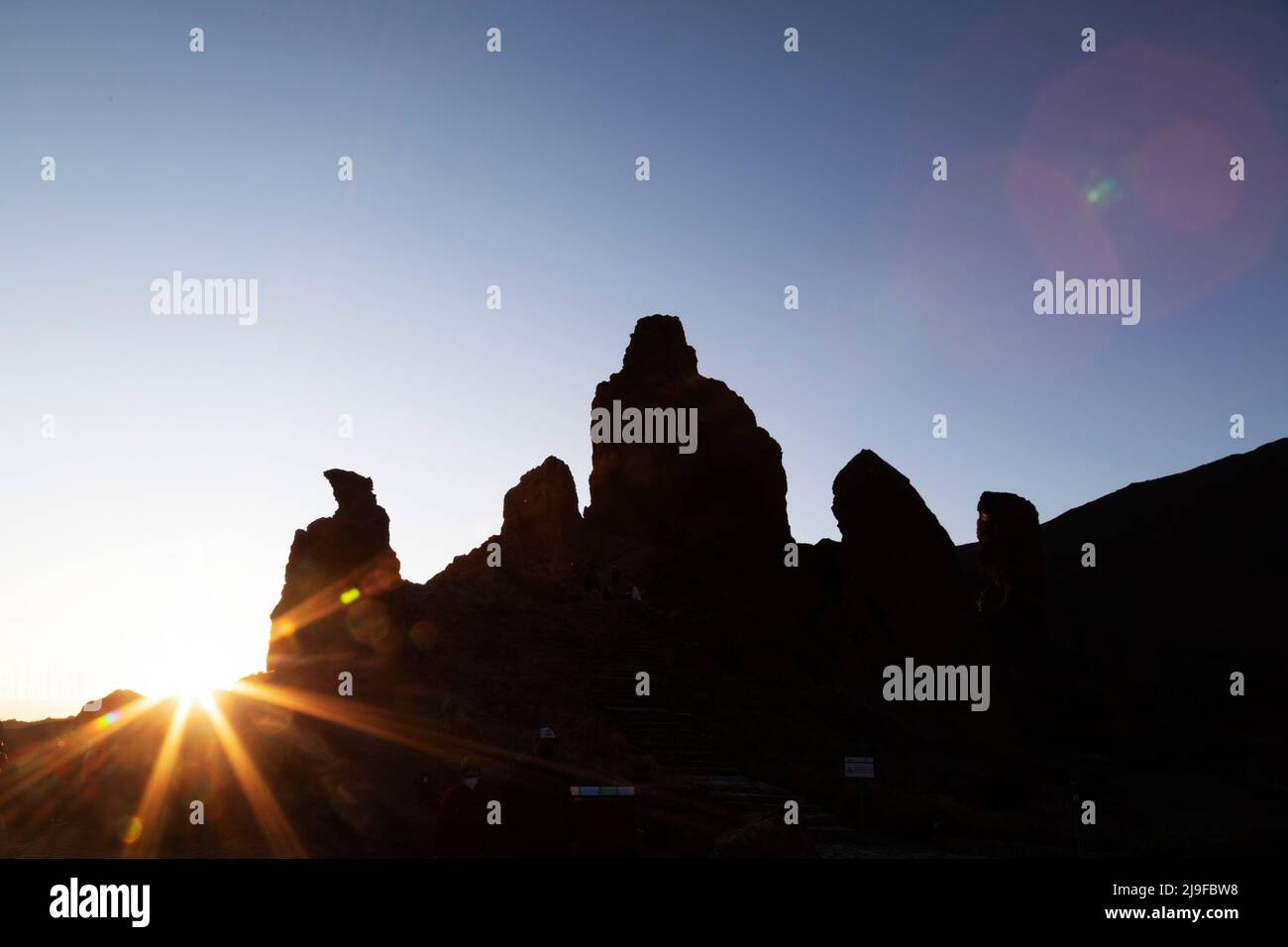 Lumière du soleil débordant sur la formation rocheuse de Las Rochas dans le parc national de Teide à Ténérife, Espagne. Banque D'Images