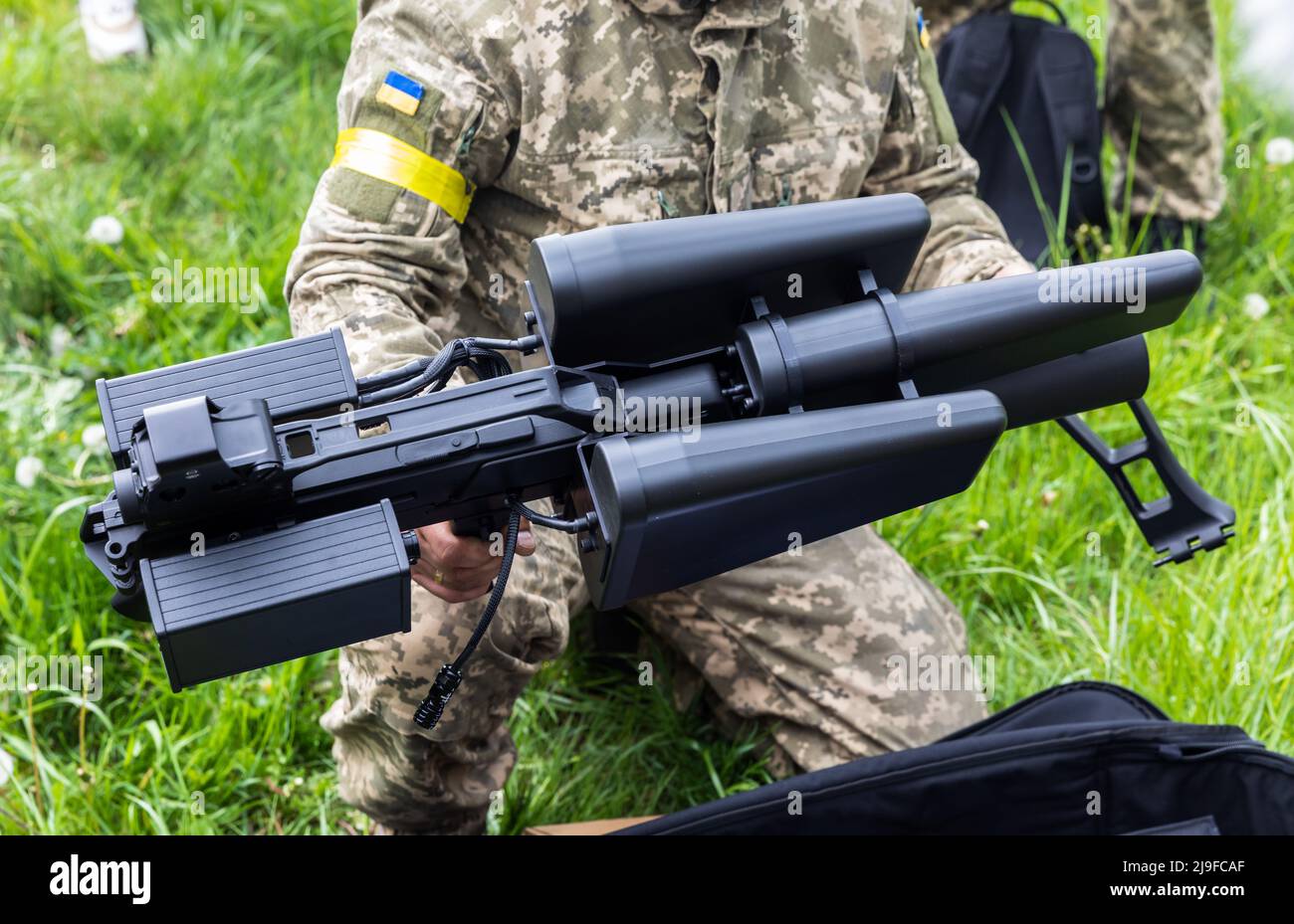 L'armée ukrainienne a vu se préparer à un tir de drones anti-drone à Kiev.  Fusil anti-drone acheté avec des fonds recueillis lors d'un concert de  charité à Toronto, Canada, dans le cadre