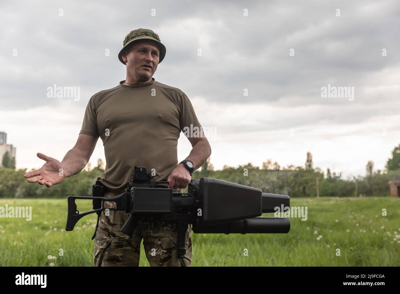 Un soldat ukrainien démontre le travail du système de suppression de drones  portatifs EDM-4S 'Skysweeper' pendant la présentation à Kiev. Fusil anti- drone acheté avec des fonds recueillis lors d'un concert de charité