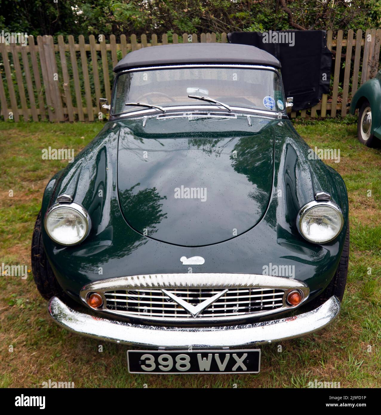 Vue avant d'a Green, 1961, Daimler SP250, exposée au Wickhambreaux Classic car Show, 2022 Banque D'Images