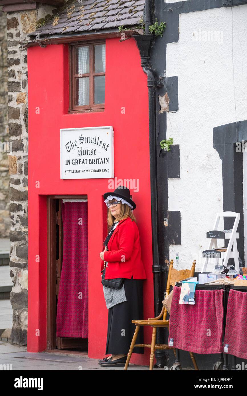 Guide féminin vêtu d'un costume gallois traditionnel debout à l'extérieur de la plus petite maison de Grande-Bretagne, Conwy, pays de Galles. Banque D'Images