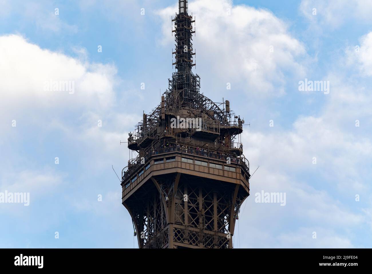 Troisième niveau, le plus haut de la Tour Eiffel. Les touristes admirent et photographient les toits de Paris. Banque D'Images