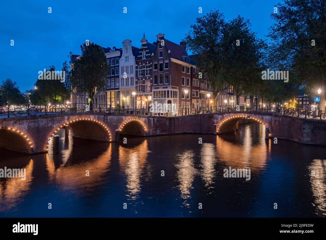 Amsterdam, Pays-Bas ponts et canaux au crépuscule. Banque D'Images