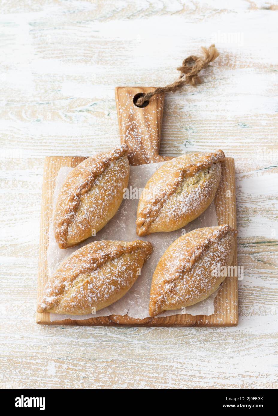 Mini-chaussons faits maison avec cerise et cannelle sur fond de bois Banque D'Images