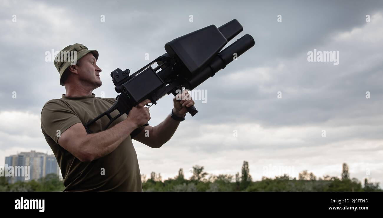 Kiev, Ukraine. 14th mai 2022. Un soldat ukrainien démontre le travail du  système de suppression de drones portatifs EDM-4S 'Skysweeper' pendant la  présentation à Kiev. Fusil anti-drone acheté avec des fonds recueillis