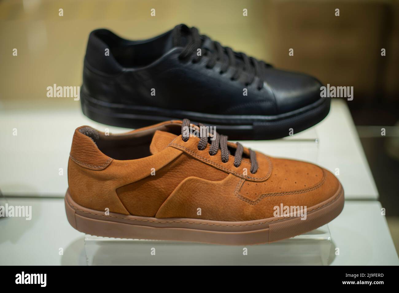 Vitrine de magasin de chaussures d'affaires pour hommes Banque de  photographies et d'images à haute résolution - Alamy