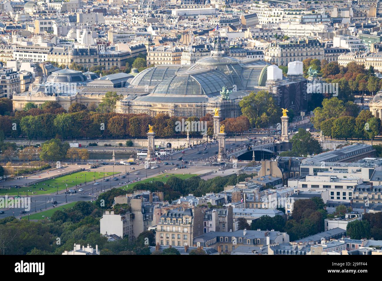 Paris, le pont Alexandre III sur la Seine, avec le Grand Palais en arrière-plan Banque D'Images