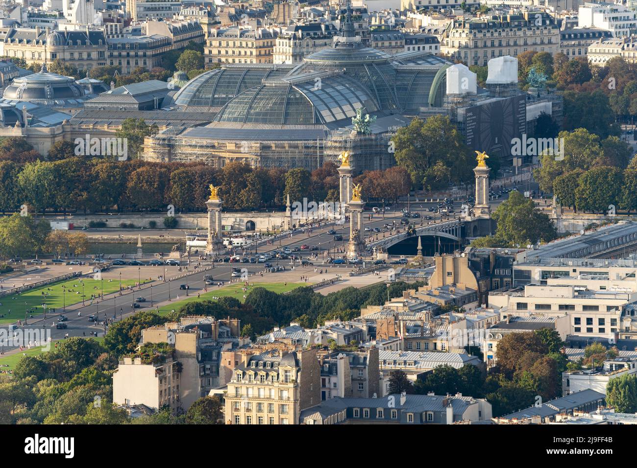 Paris, le pont Alexandre III sur la Seine, avec le Grand Palais en arrière-plan Banque D'Images