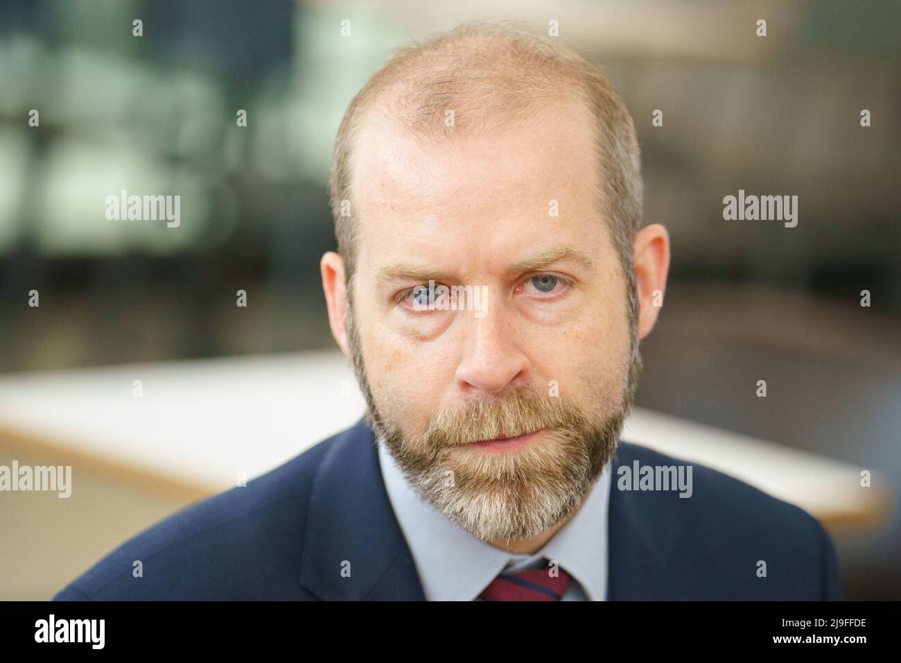 Jonathan Reynolds, secrétaire d'entreprise fantôme du Parti travailliste, lors d'une visite à Sainsbury's à Nine Elms, dans le sud de Londres, pour discuter de l'impact de la crise du coût de la vie avec le personnel et les clients. Date de la photo: Lundi 23 mai 2022. Banque D'Images