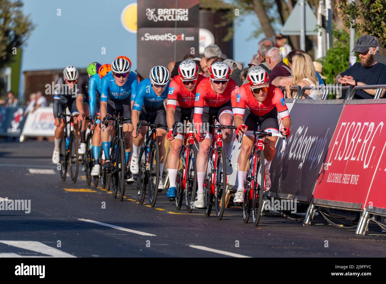 Wales Racing Academy course de l'équipe dans la série Sportsbreaks Tour série de cinq tours à Clacton on Sea, Essex, Royaume-Uni. Circuit de rue Critérium course sur route Banque D'Images
