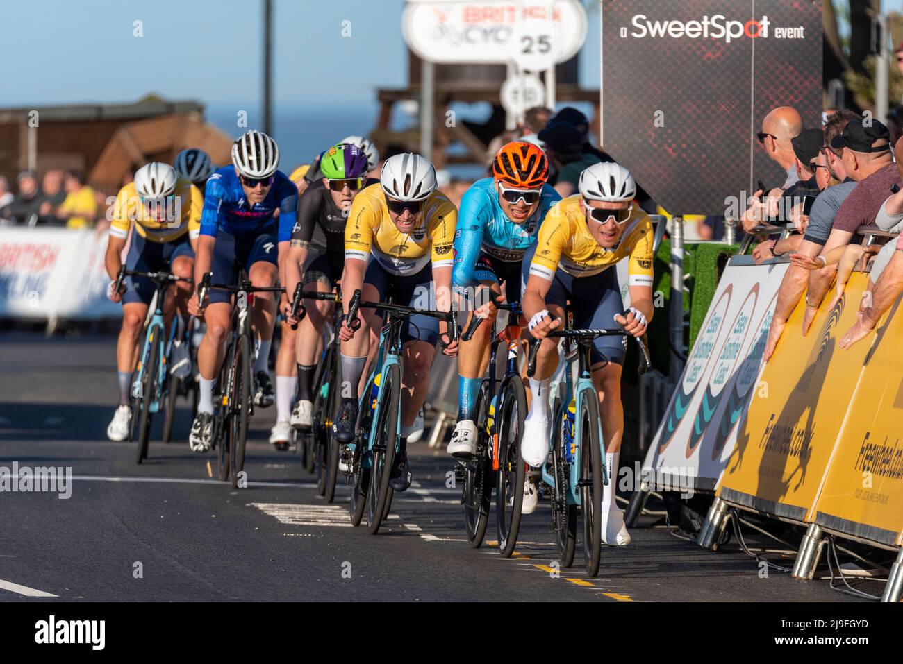 Les cyclistes qui font la course de la série Sportsbreaks Tour se dispucent la cinquième course à Clacton on Sea, Essex, Royaume-Uni. Circuit de rue Critérium course sur route. WIV SunGod Banque D'Images