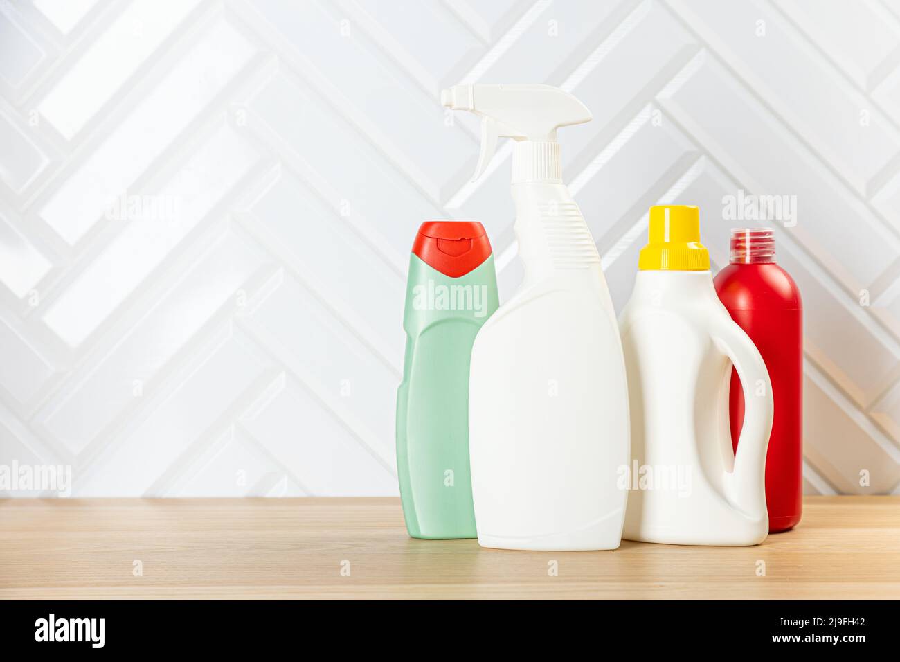 Bouteilles de nettoyage pour différentes surfaces dans la cuisine, la salle de bains et les autres chambres. Gros plan. Vue sur le dessus. Large bannière. Emplacement vide pour le texte ou le logo. Banque D'Images