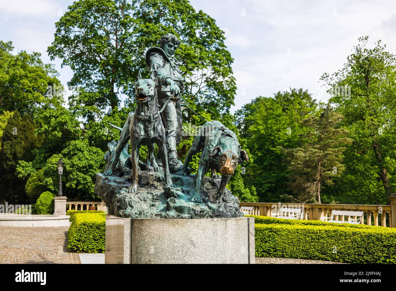 Statue homme avec chiens dans les jardins du château médiéval de Konopiste Banque D'Images
