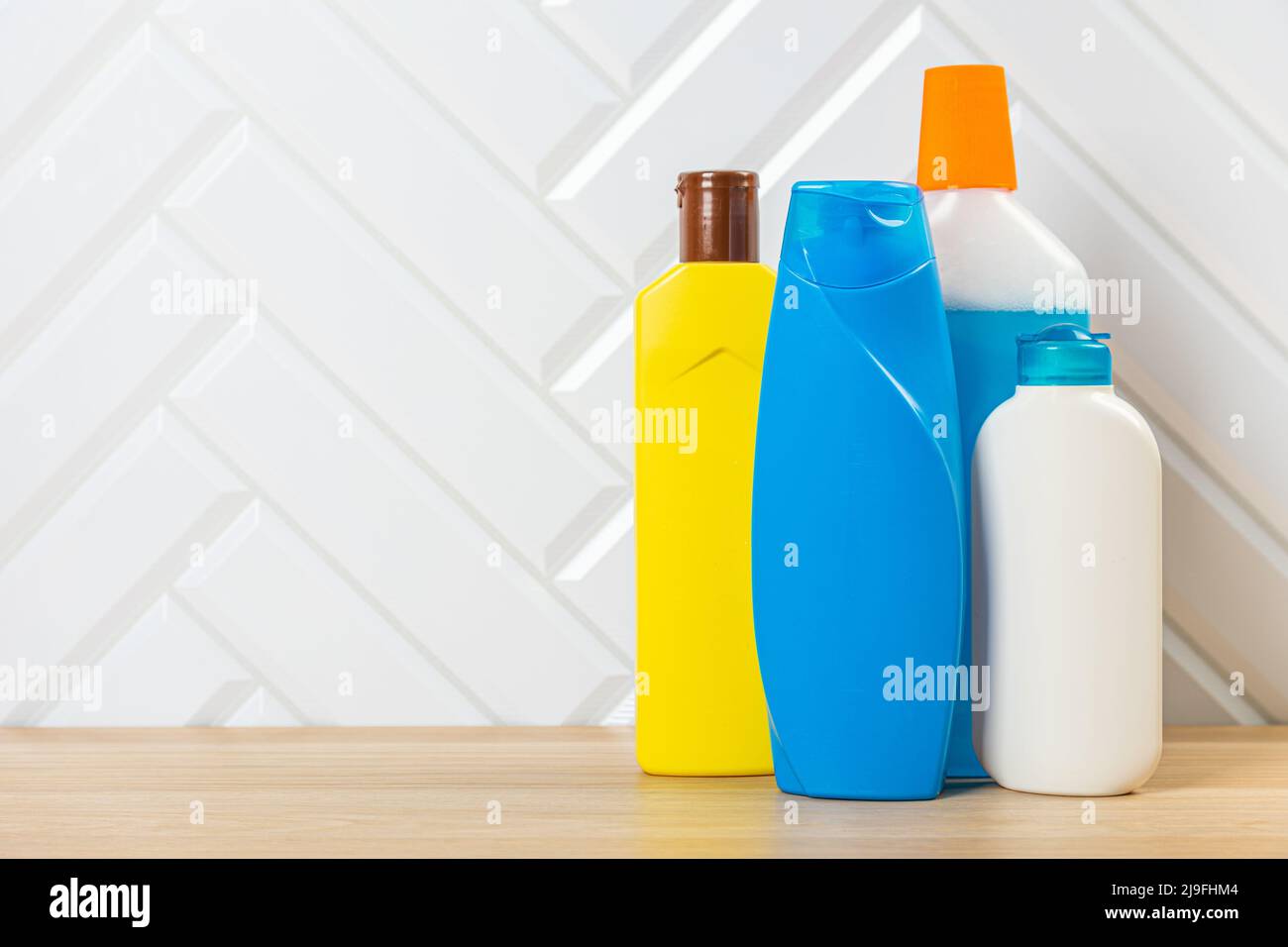 Bouteilles de nettoyage pour différentes surfaces dans la cuisine, la salle de bains et d'autres chambres. Nettoyage régulier du printemps. Mettez en place les produits de nettoyage pour la maison Banque D'Images