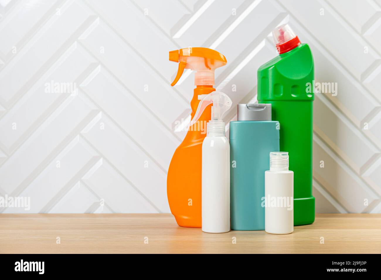 Bouteilles de nettoyage pour différentes surfaces dans la cuisine, la salle de bains et d'autres chambres. Nettoyage régulier du printemps. Mettez en place les produits de nettoyage pour la maison Banque D'Images