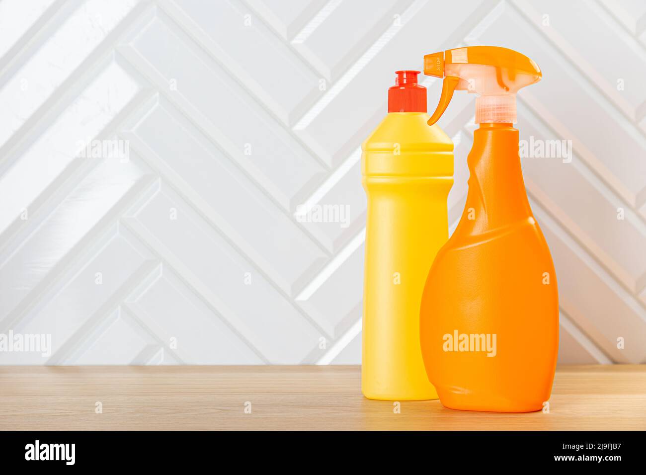 Bouteilles de nettoyage pour différentes surfaces dans la cuisine, la salle de bains et les autres chambres. Gros plan. Vue sur le dessus. Large bannière. Emplacement vide pour le texte ou le logo. Banque D'Images
