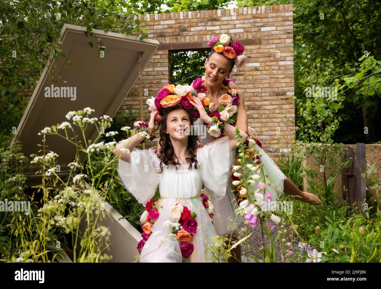 USAGE ÉDITORIAL EXCLUSIF duo de danse professionnelle, Kate Garvie et sa fille Ruby Garvie, 13 ans, se produisent au jardin des dauphins de Brewin conçu par Paul Hervey-Brookes au RHS Chelsea Flower Show. Date de la photo: Lundi 23 mai 2022. Banque D'Images