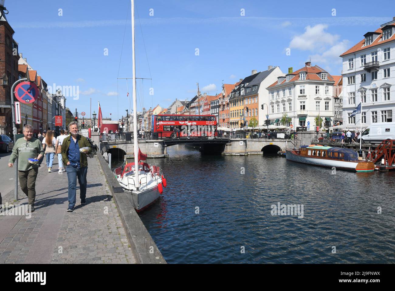 Copenhague/Danemark/23 mai 2022/.les voyageurs vident au canal de Nyhavn ou au canal de Nyhavn dans la capitale danoise Copenhague. (Photo..Francis Dean/Dean Pictures) Banque D'Images