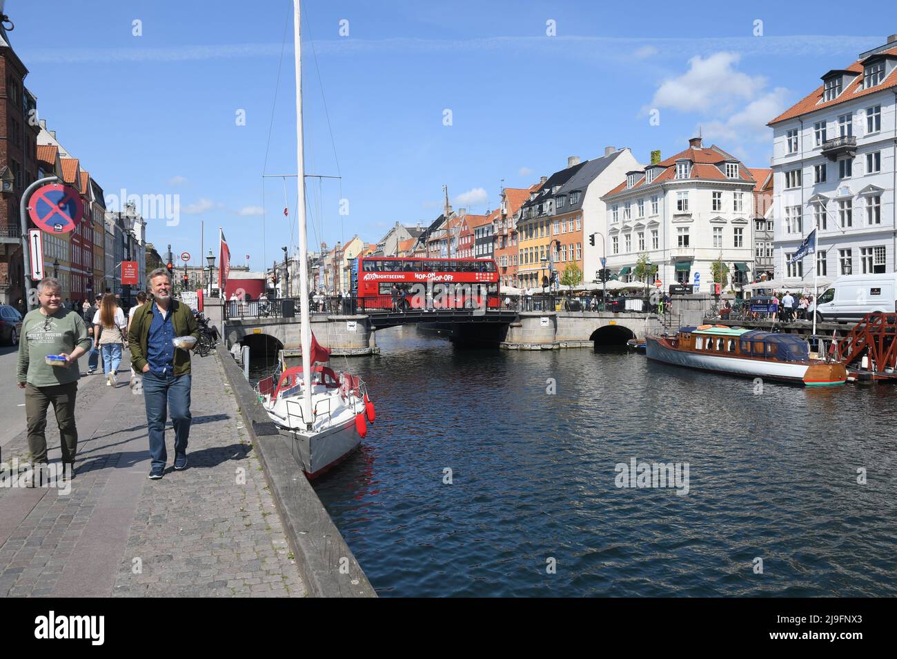 Copenhague/Danemark/23 mai 2022/.les voyageurs vident au canal de Nyhavn ou au canal de Nyhavn dans la capitale danoise Copenhague. (Photo..Francis Dean/Dean Pictures) Banque D'Images
