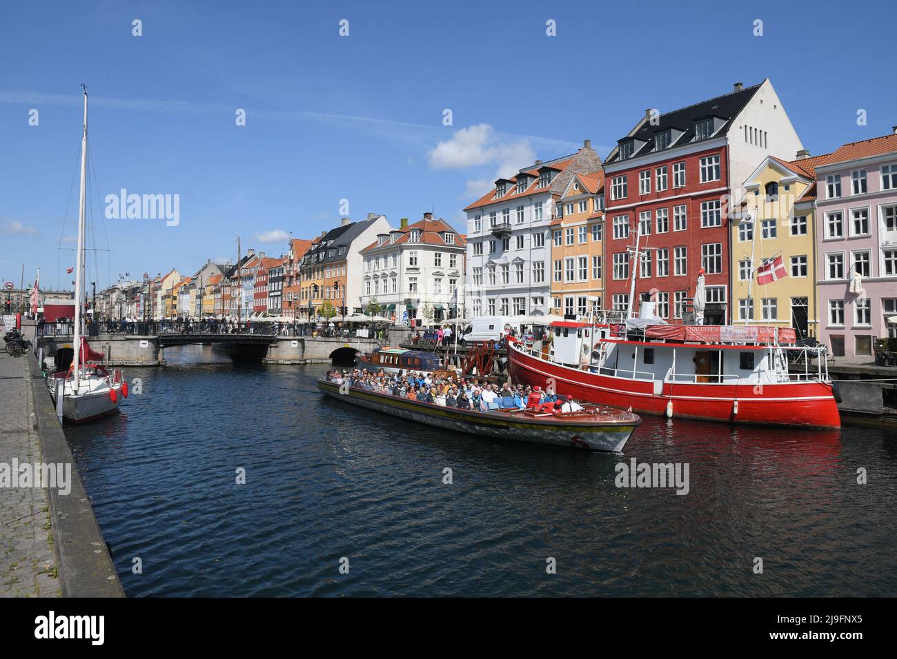 Copenhague/Danemark/23 mai 2022/.les voyageurs vident au canal de Nyhavn ou au canal de Nyhavn dans la capitale danoise Copenhague. (Photo..Francis Dean/Dean Pictures) Banque D'Images