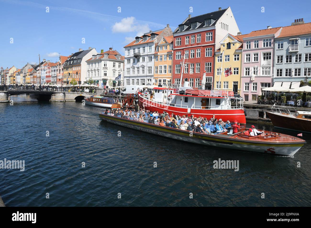 Copenhague/Danemark/23 mai 2022/.les voyageurs vident au canal de Nyhavn ou au canal de Nyhavn dans la capitale danoise Copenhague. (Photo..Francis Dean/Dean Pictures) Banque D'Images