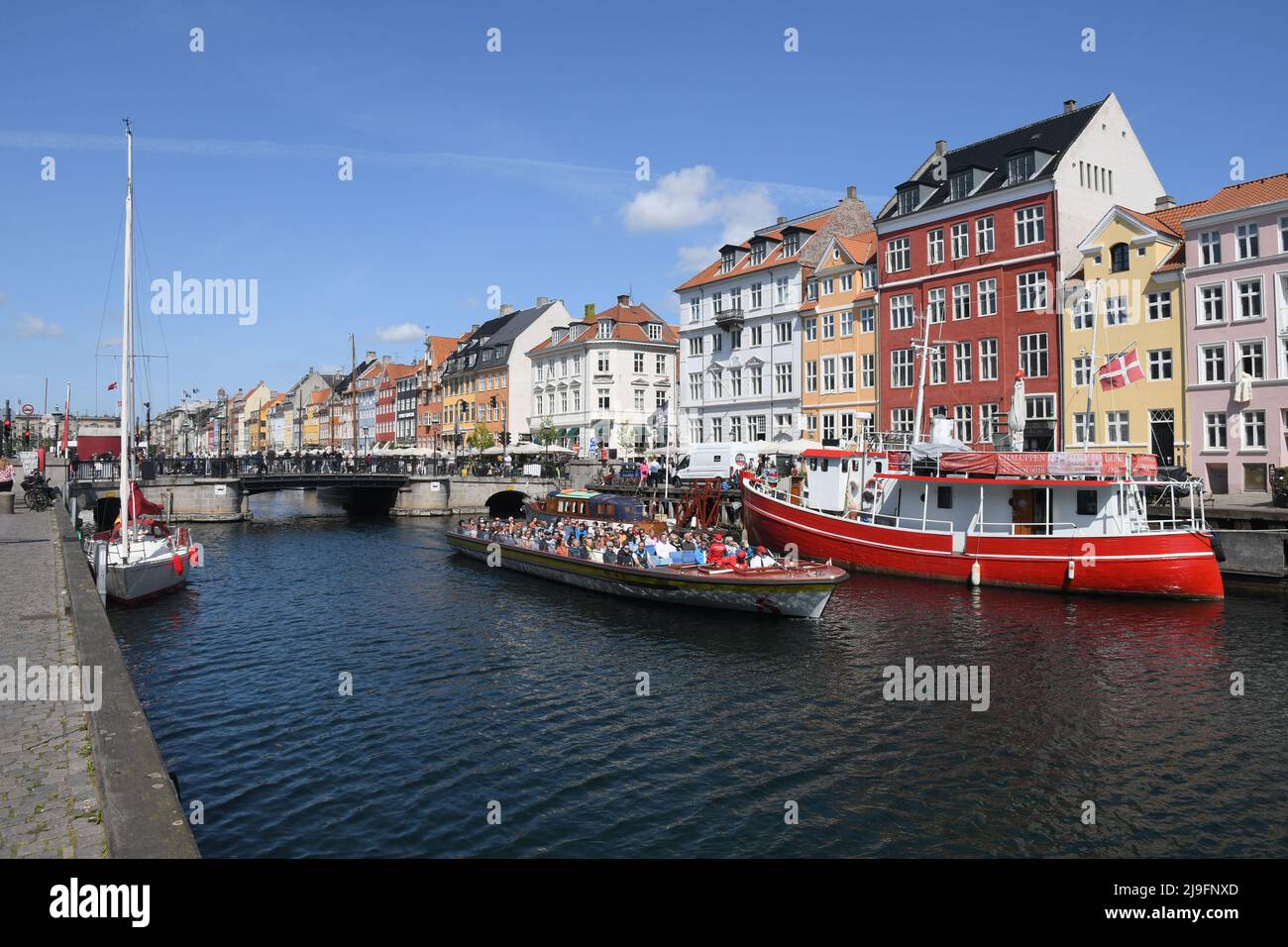 Copenhague/Danemark/23 mai 2022/.les voyageurs vident au canal de Nyhavn ou au canal de Nyhavn dans la capitale danoise Copenhague. (Photo..Francis Dean/Dean Pictures) Banque D'Images