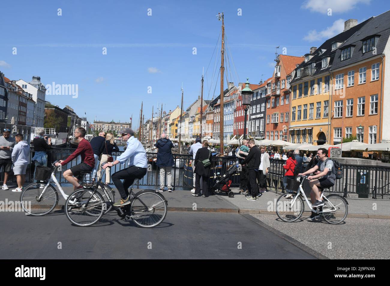 Copenhague/Danemark/23 mai 2022/.les voyageurs vident au canal de Nyhavn ou au canal de Nyhavn dans la capitale danoise Copenhague. (Photo..Francis Dean/Dean Pictures) Banque D'Images