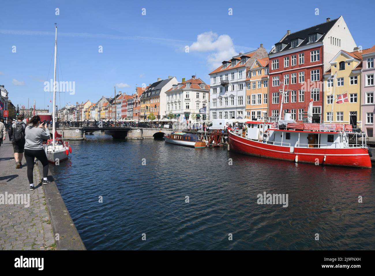 Copenhague/Danemark/23 mai 2022/.les voyageurs vident au canal de Nyhavn ou au canal de Nyhavn dans la capitale danoise Copenhague. (Photo..Francis Dean/Dean Pictures) Banque D'Images