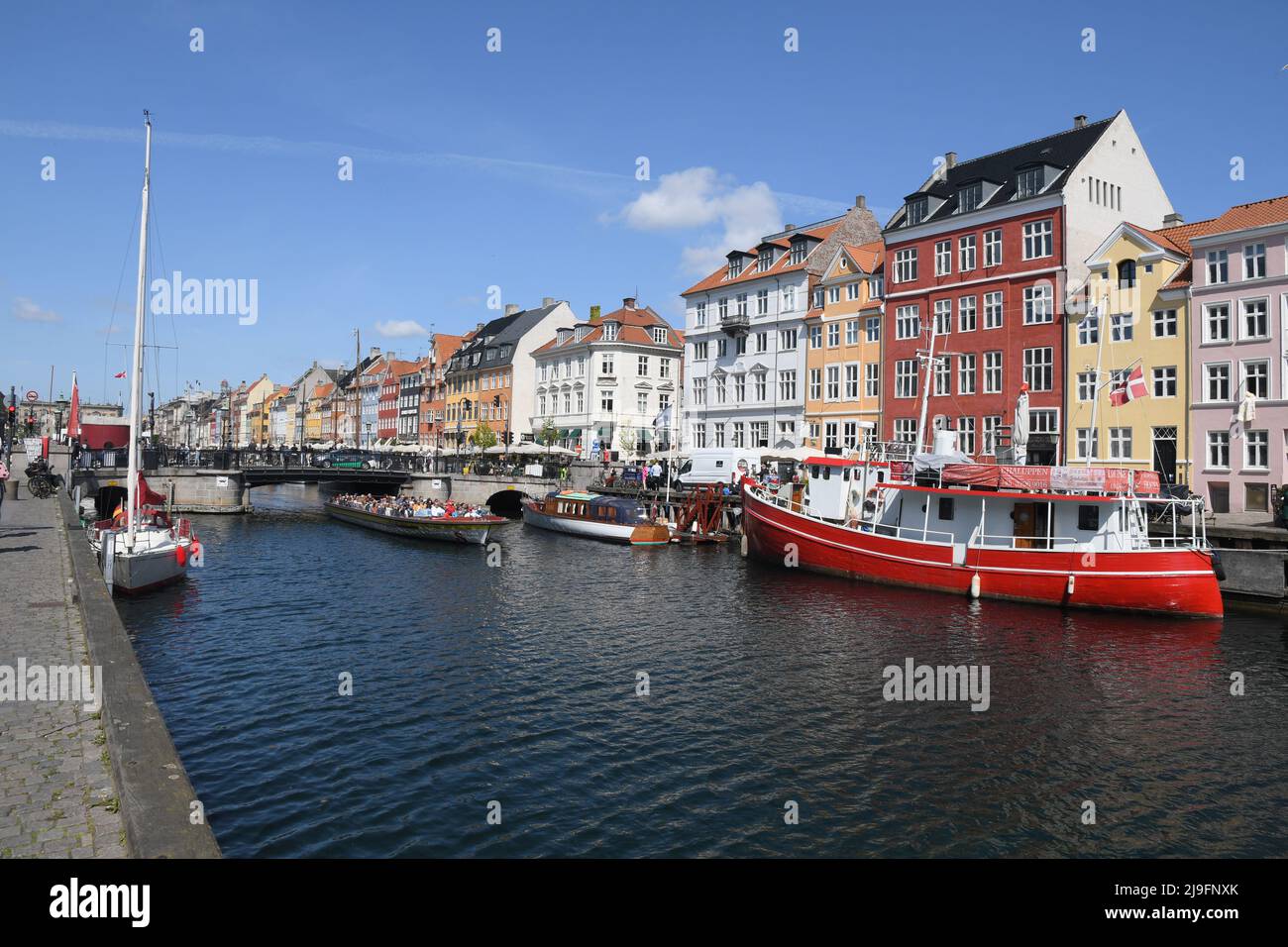 Copenhague/Danemark/23 mai 2022/.les voyageurs vident au canal de Nyhavn ou au canal de Nyhavn dans la capitale danoise Copenhague. (Photo..Francis Dean/Dean Pictures) Banque D'Images