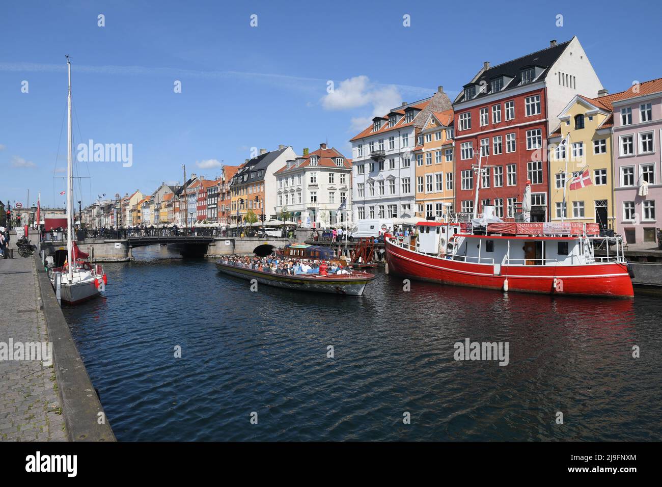 Copenhague/Danemark/23 mai 2022/.les voyageurs vident au canal de Nyhavn ou au canal de Nyhavn dans la capitale danoise Copenhague. (Photo..Francis Dean/Dean Pictures) Banque D'Images