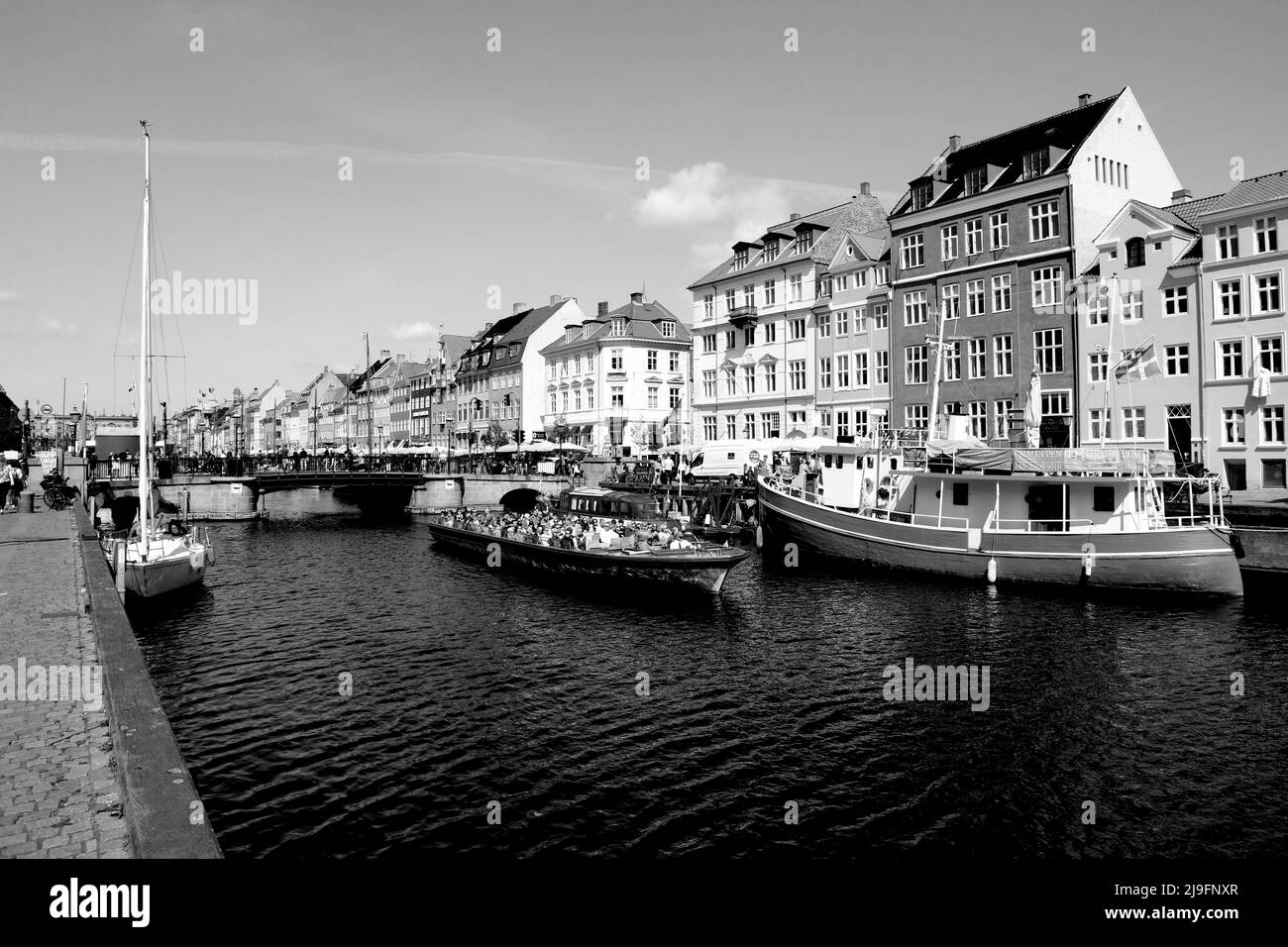 Copenhague/Danemark/23 mai 2022/.les voyageurs vident au canal de Nyhavn ou au canal de Nyhavn dans la capitale danoise Copenhague. (Photo..Francis Dean/Dean Pictures) Banque D'Images
