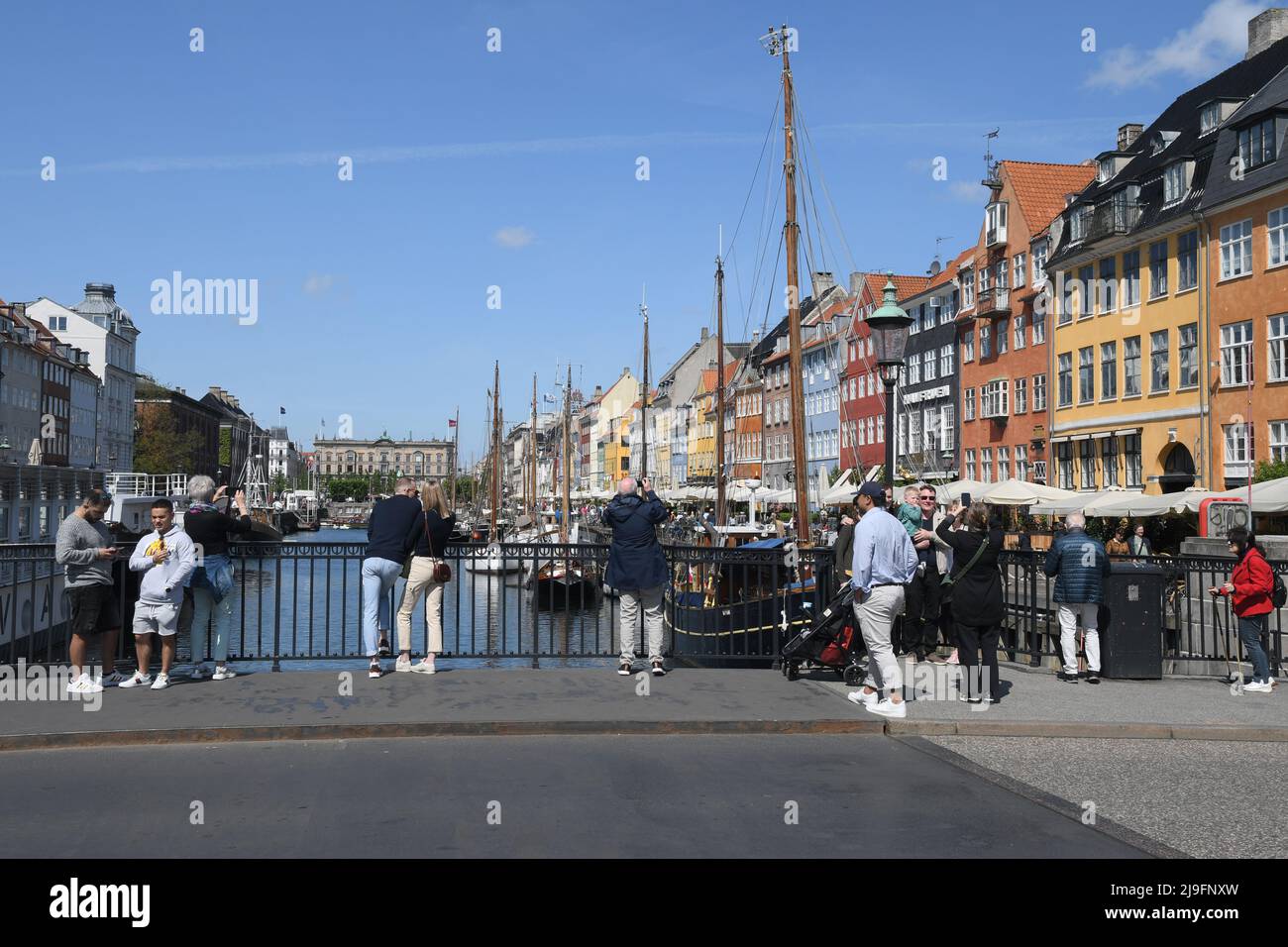 Copenhague/Danemark/23 mai 2022/.les voyageurs vident au canal de Nyhavn ou au canal de Nyhavn dans la capitale danoise Copenhague. (Photo..Francis Dean/Dean Pictures) Banque D'Images