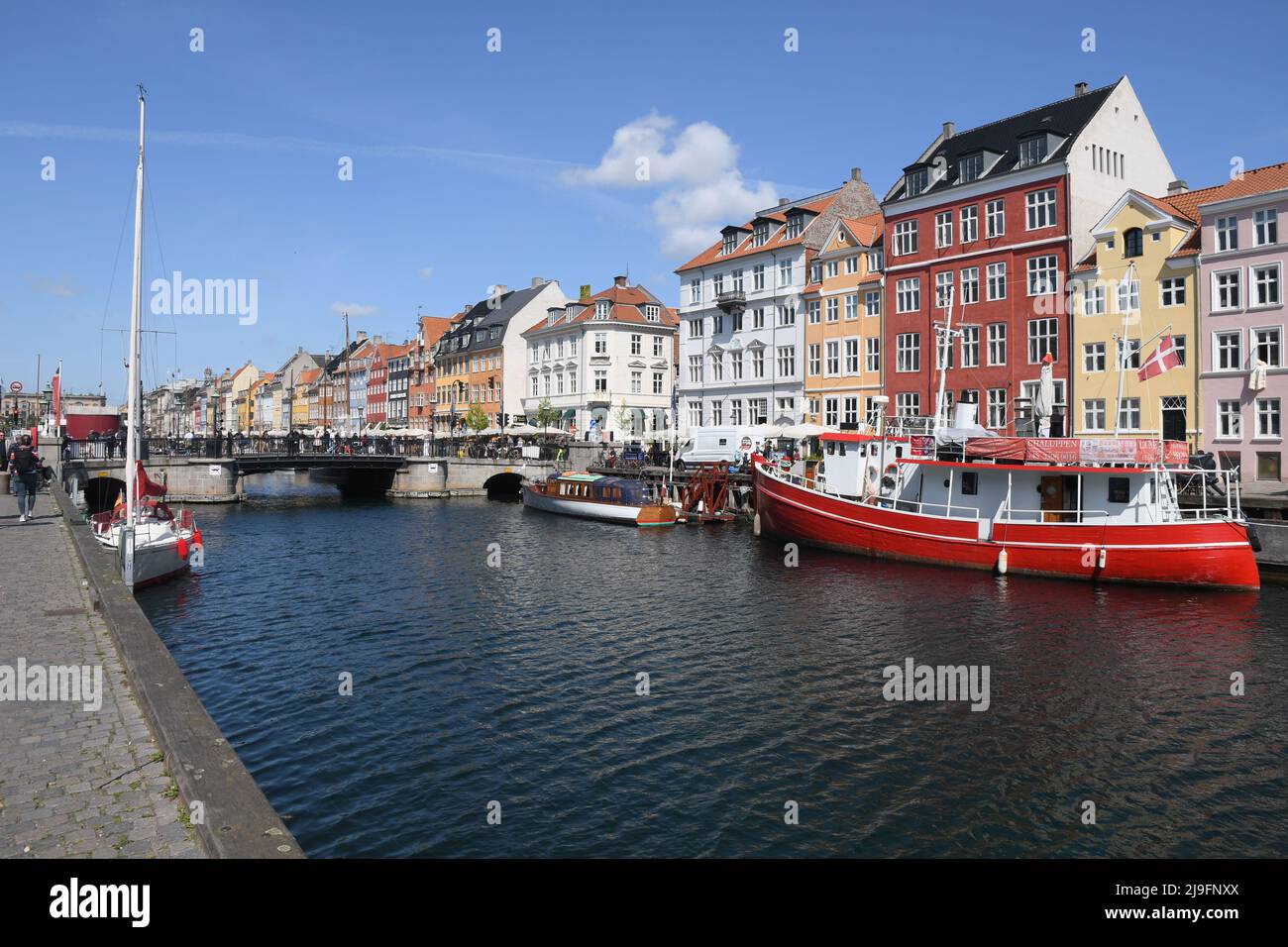 Copenhague/Danemark/23 mai 2022/.les voyageurs vident au canal de Nyhavn ou au canal de Nyhavn dans la capitale danoise Copenhague. (Photo..Francis Dean/Dean Pictures) Banque D'Images