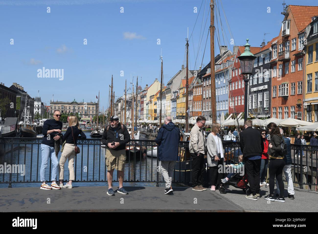 Copenhague/Danemark/23 mai 2022/.les voyageurs vident au canal de Nyhavn ou au canal de Nyhavn dans la capitale danoise Copenhague. (Photo..Francis Dean/Dean Pictures) Banque D'Images