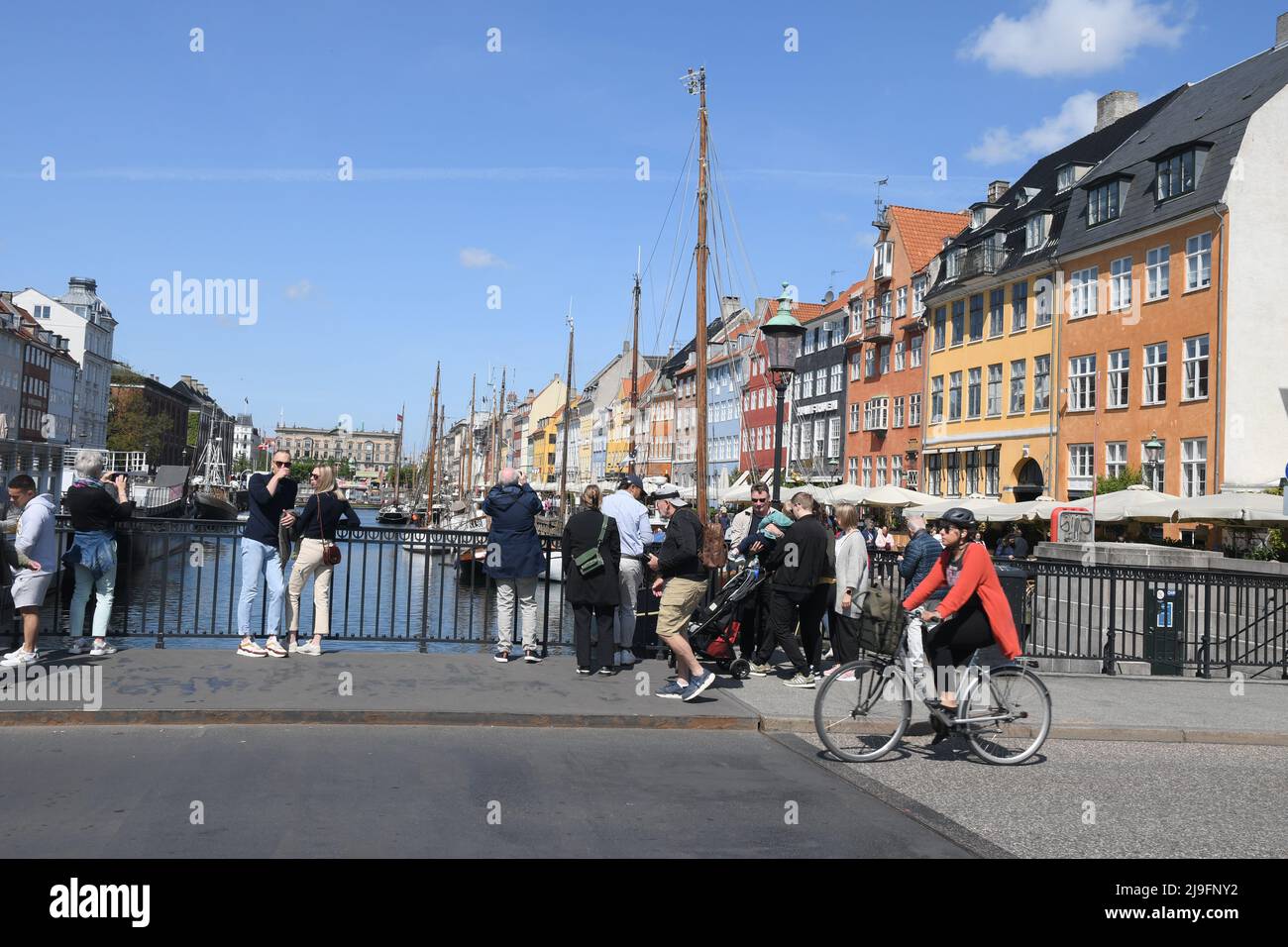 Copenhague/Danemark/23 mai 2022/.les voyageurs vident au canal de Nyhavn ou au canal de Nyhavn dans la capitale danoise Copenhague. (Photo..Francis Dean/Dean Pictures) Banque D'Images