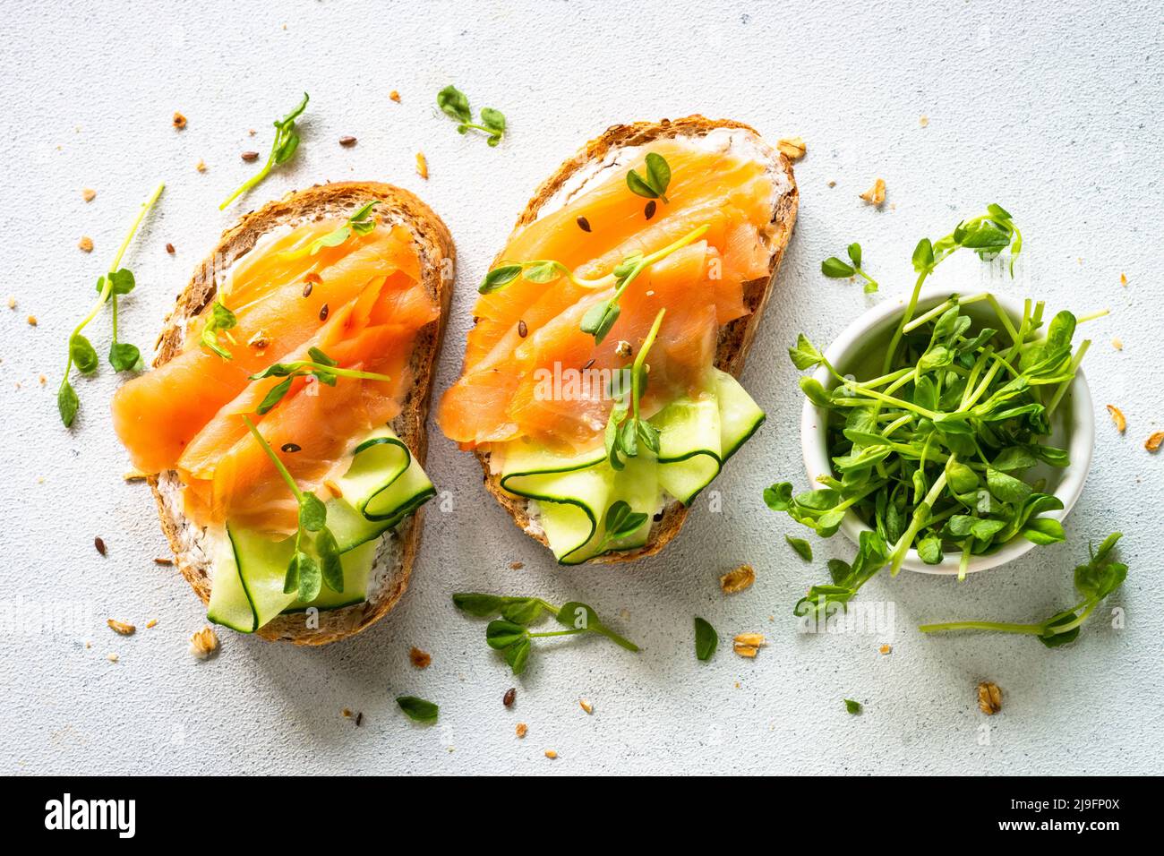 Sandwich ouvert avec fromage à la crème, saumon et concombre. Banque D'Images