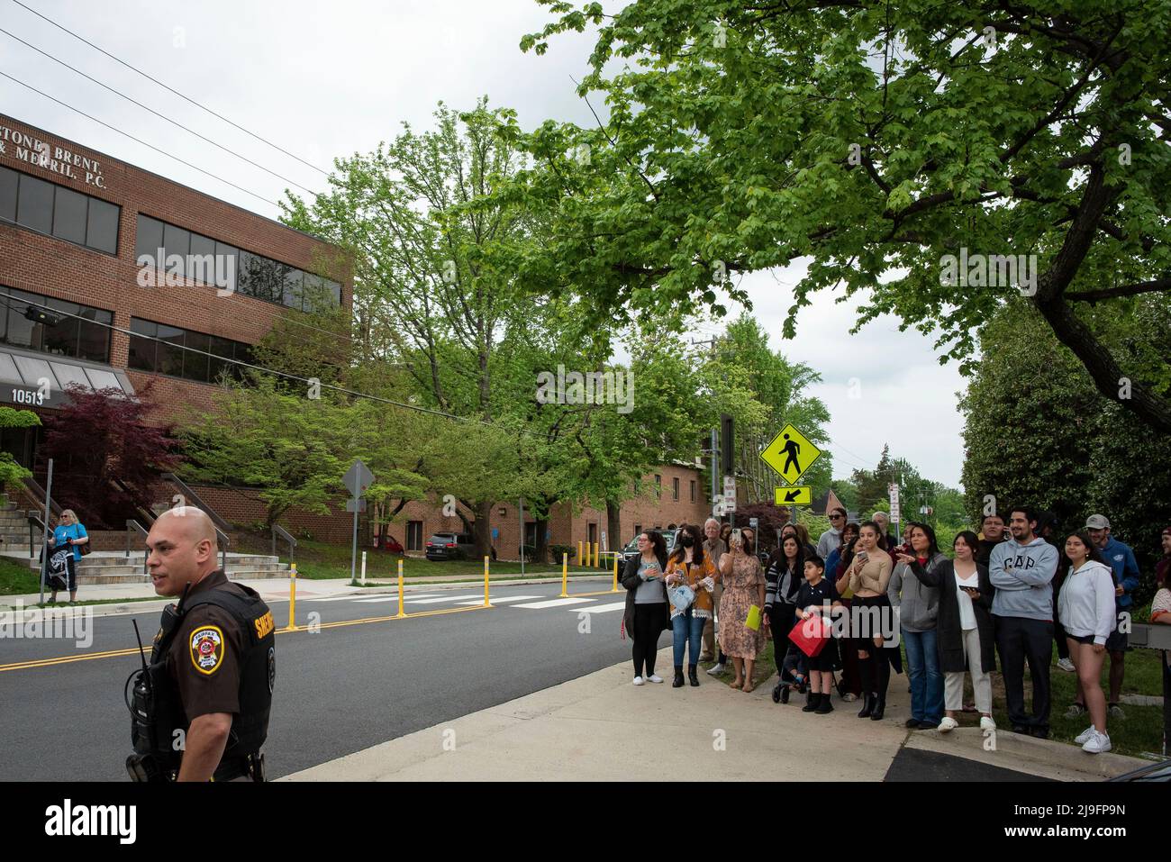 Les députés Sheriffs du comté de Fairfax contrôlent les foules pour les départs d'Amber Heard et de Johnny Deep du palais de justice du comté de Fairfax, à Fairfax, à la fin d'une autre journée de son procès civil avec Amber Heard, le jeudi 5 mai 2022. Depp a intenté une poursuite en diffamation contre son ancienne femme, l'actrice Amber a entendu, après qu'elle a écrit un op-ed dans le Washington Post en 2018 qui, sans nommer Depp, l'a accusé d'abus domestique. Credit: Cliff Owen/CNP (RESTRICTION: PAS de journaux ou journaux New York ou New Jersey dans un rayon de 75 miles de la ville de New York) Banque D'Images