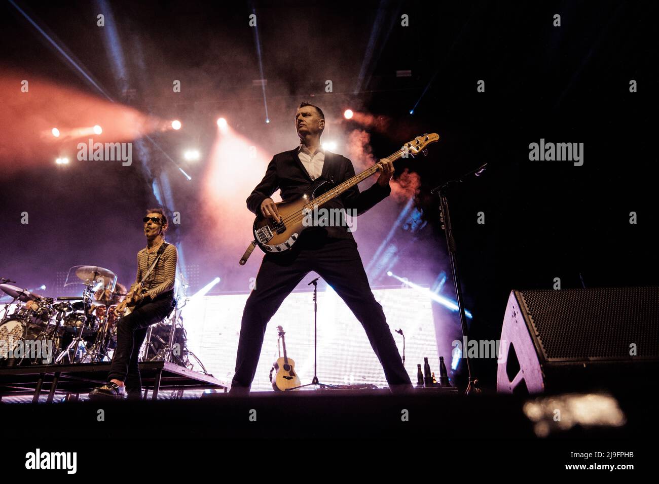 Copenhague, Danemark. 21st, mai 2022. Le groupe de rock écossais simple Minds joue un concert au KB Hallen à Frederiksberg, Copenhague. Ici, le bassiste Ged Grimes est vu en direct sur scène. (Crédit photo: Gonzales photo - Thomas Rungstrom). Banque D'Images