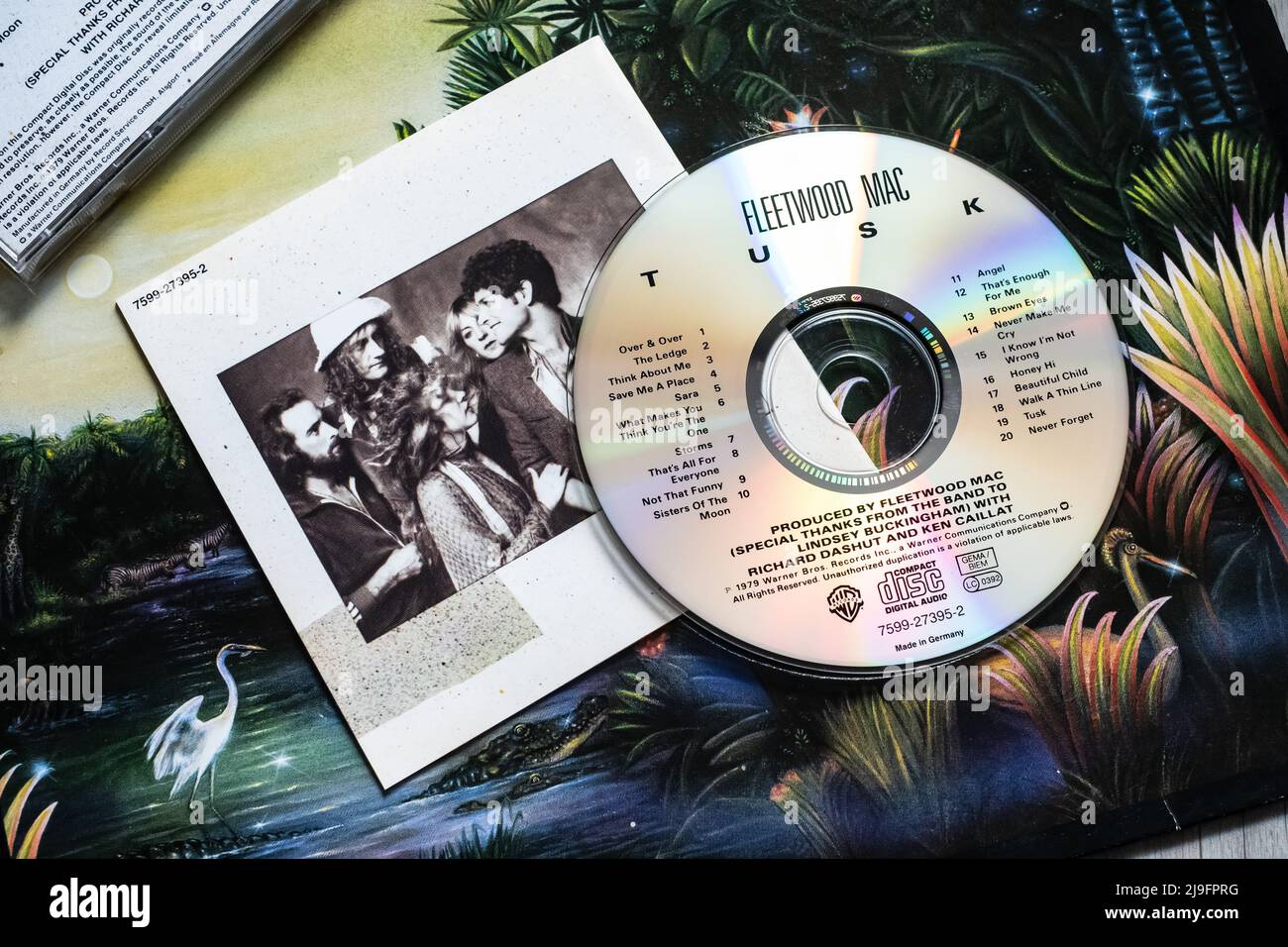 Gros plan de l'album et du CD de British Rockband »Fleetwood Mac« sur la couverture en vinyle montrant la couverture de l'album des rumeurs Banque D'Images