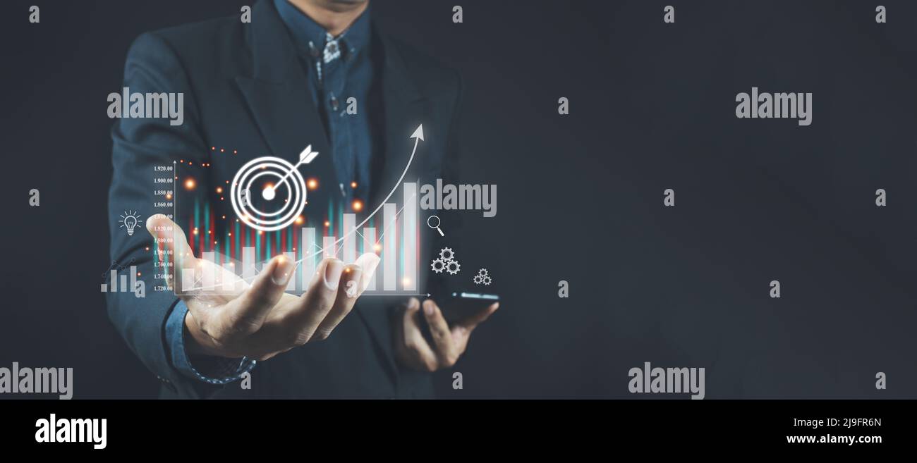 Fonds et actifs numériques d'investissements boursiers. Homme d'affaires analysant les données financières du graphique de négociation de forex à partir d'une tablette. Technologie de financement d'entreprise a Banque D'Images