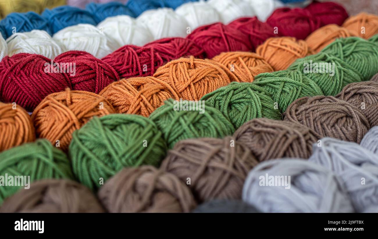 Balles colorées de laine, une variété de balles de fil, gros plan. Banque D'Images
