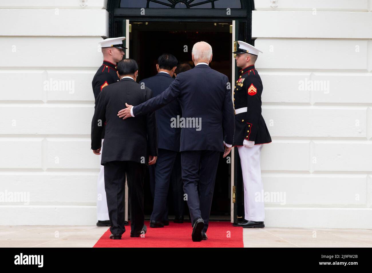 LE président AMÉRICAIN Joe Biden (C-R) revient à la Maison Blanche avec les dirigeants du Sommet spécial États-Unis-ASEAN à la suite d'une photo de famille sur la pelouse sud de la Maison Blanche à Washington, DC, Etats-Unis, 12 mars 2022. Biden a accueilli les dirigeants des pays de l'ANASE et le Secrétaire général de l'ANASE à la Maison Blanche, alors que le Sommet spécial États-Unis-ANASE se réunit, le deuxième Sommet spécial depuis 2016. Le sommet devrait aborder la réponse de la COVID-19 et la sécurité sanitaire mondiale, le changement climatique et le développement durable. Crédit: Michael Reynolds/Pool via CNP Banque D'Images