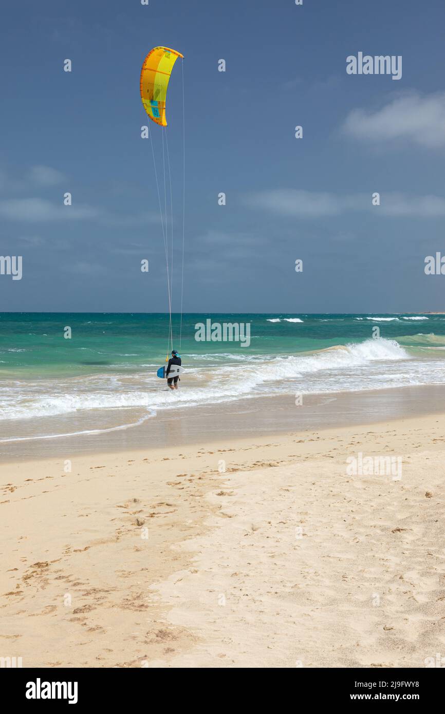 Un kitesurf Kite Surfer à Kite Beach, Santa Maria, Sal Island, Cap-Vert, Cabo Verde, Afrique Banque D'Images