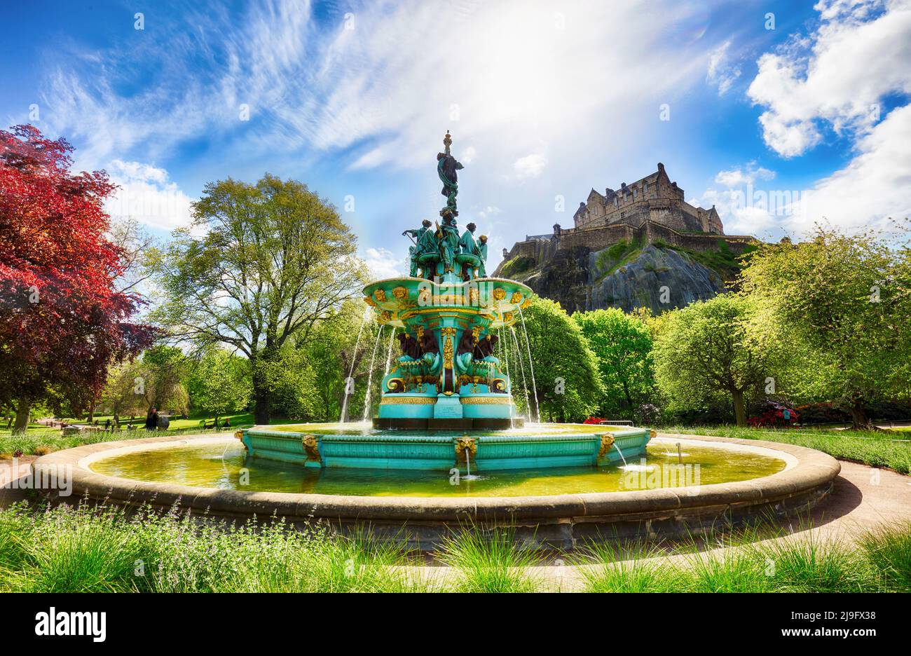 Château d'Édimbourg dans le ciel bleu, le soleil et les nuages et Fontaine Ross, Écosse - Royaume-Uni Banque D'Images